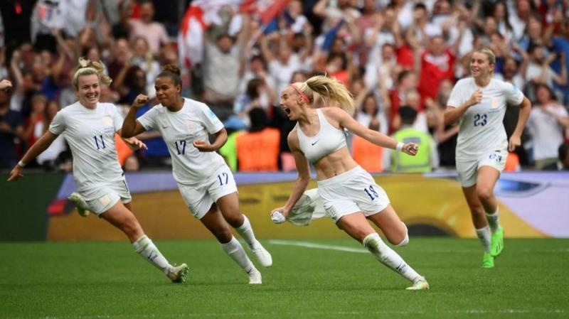 Célébration buteuse anglaise à l'euro : England’s Chloe Kelly, second from right, celebrates after scoring the winning goal at the Women’s Euro 2022 final © Franck Fife/AFP/Getty Images